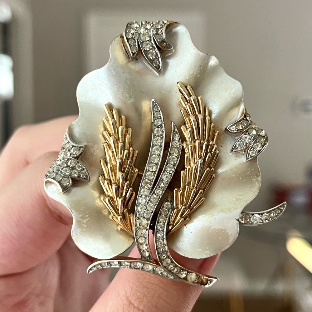 Vintage Trifari Crown 50s Under The Sea Coral Reef Mother of Pearl Gold Brooch - Picture 10 of 14